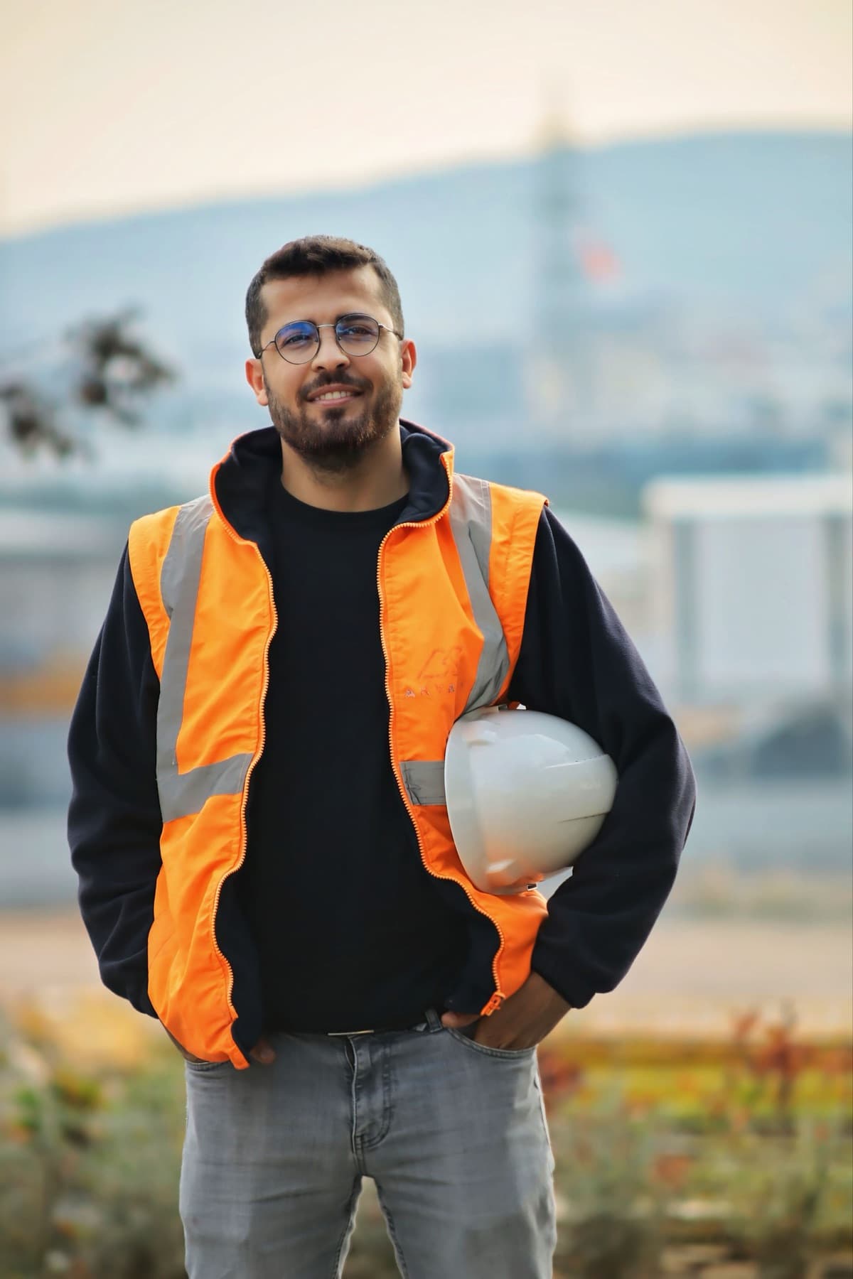 Consulente HSE freelance con casco da cantiere